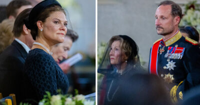 Kronprinsesse Victoria i sørgedrakt, kronprins Haakon i uniform ved siden av dronning Sonja med slør