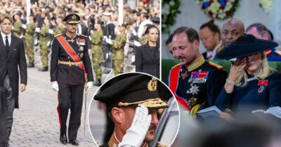 Kong Haakon i uniform under sørgeseremoni, gråtende dronning Mette-Marit ved siden av