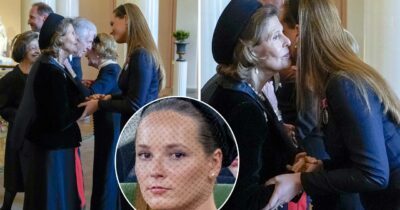 Dronning Silvia hilser og klemmer kronprinsesse Ingrid Alexandra etter begravelsen.