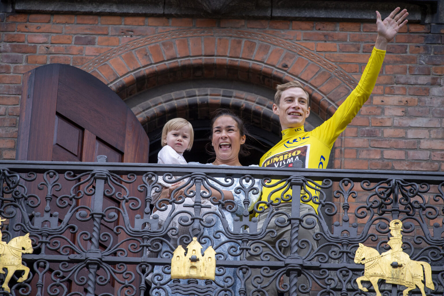 Jonas Vingegaard og Trine griner af