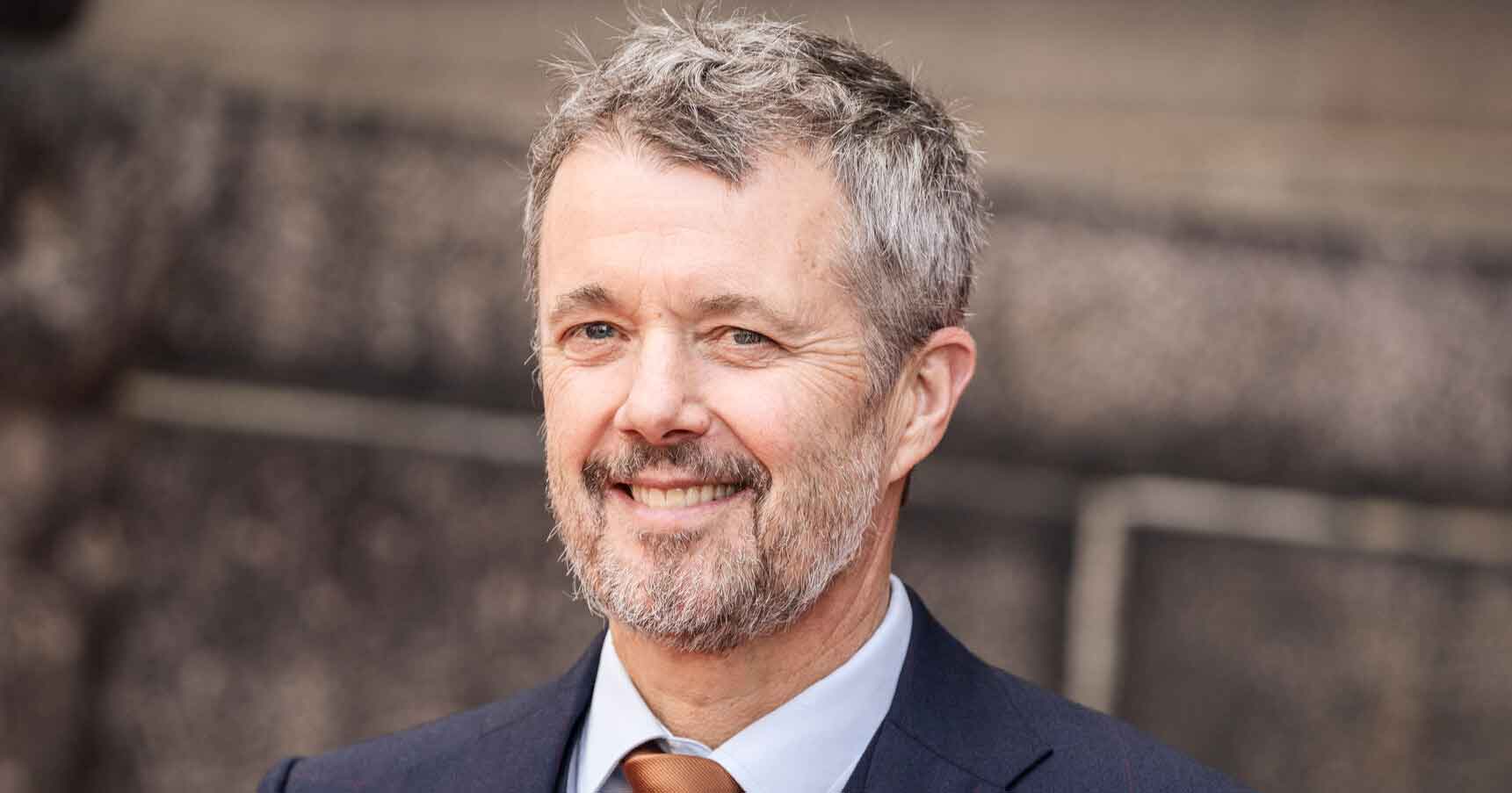 Kong Frederik holder nytårstalen et andet sted end sin mor normalt gjorde.