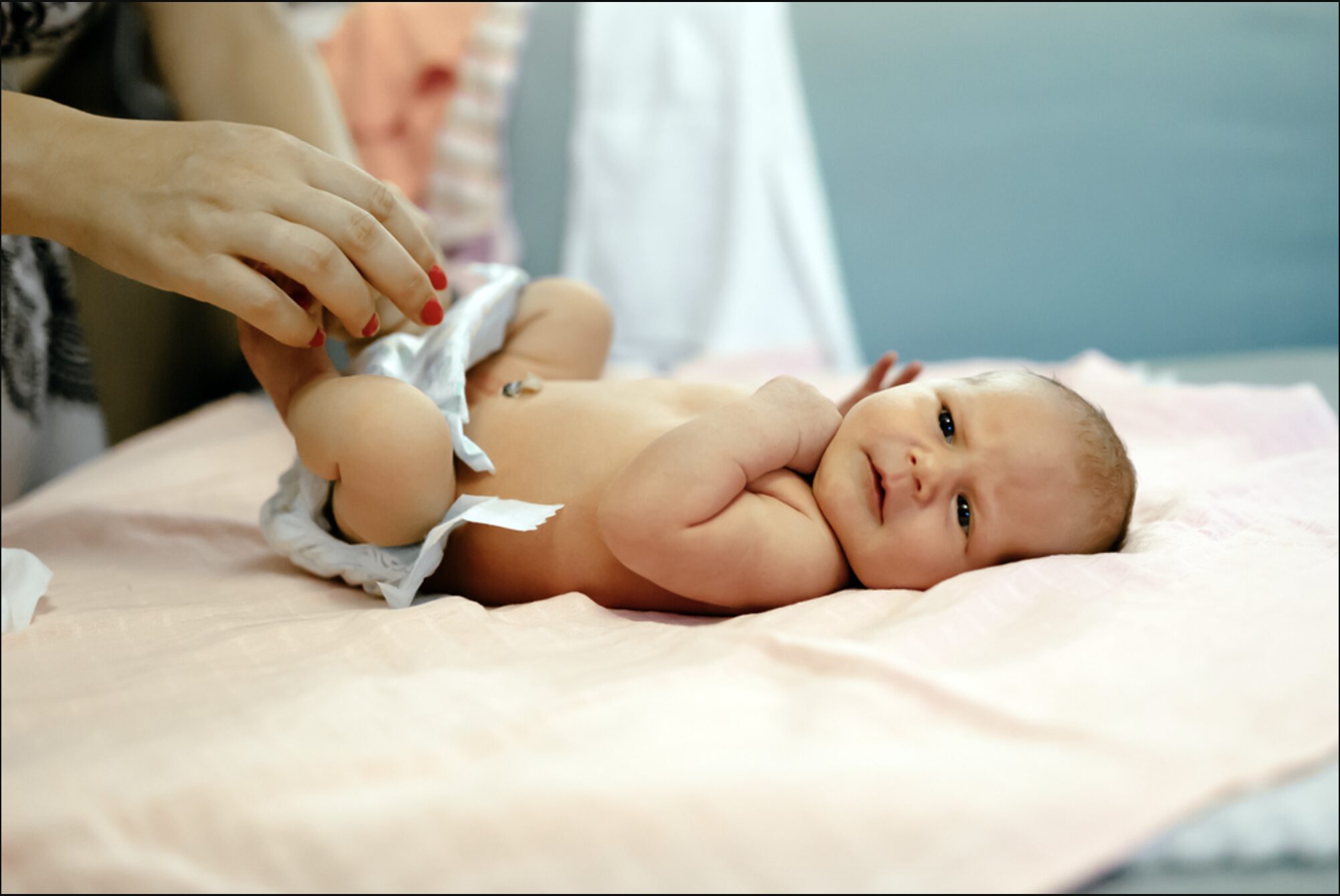 Forældre skal bede om samtykke, før de skifter deres baby, mener ekspert.