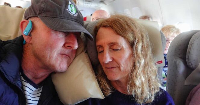 Sådan skal du aldrig sove på flyet.