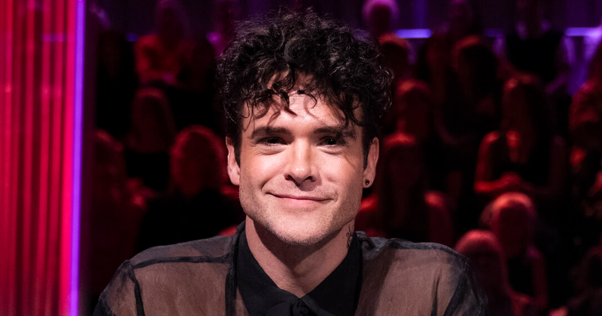 Danseren Silas Holst fejrer fødselsdag på premiereaftenen for 'Strictly Ballroom'.