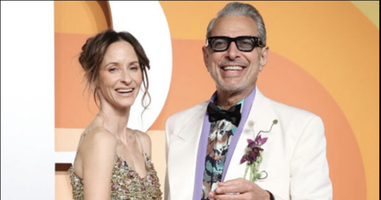 Skuespilleren Jeff Goldblum blev taget i at kigge på sine egne billeder på Instagram.