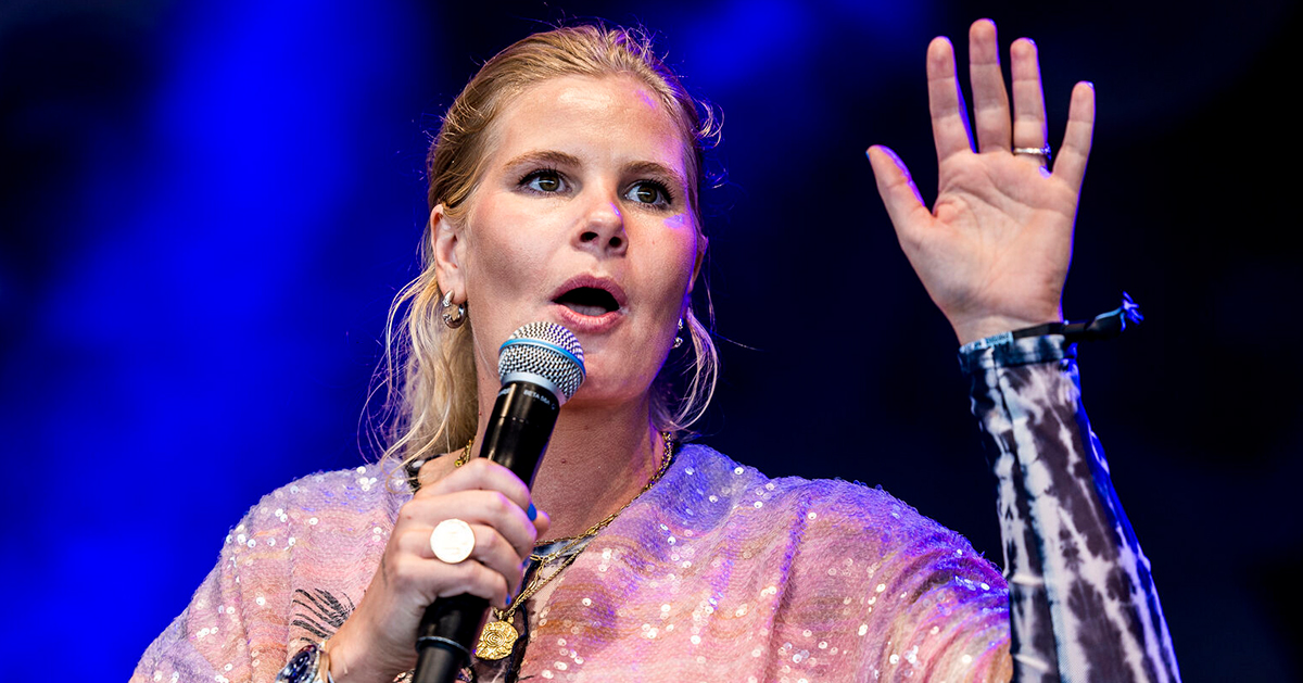 TV-vært Sofie Linde fortæller nu, hvorfor det er tilladt for hende at arbejde for flere kanaler samtidig.