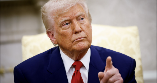 Donald Trump hviskede nogle særlige ord til sin hustru under pavens begravelse.