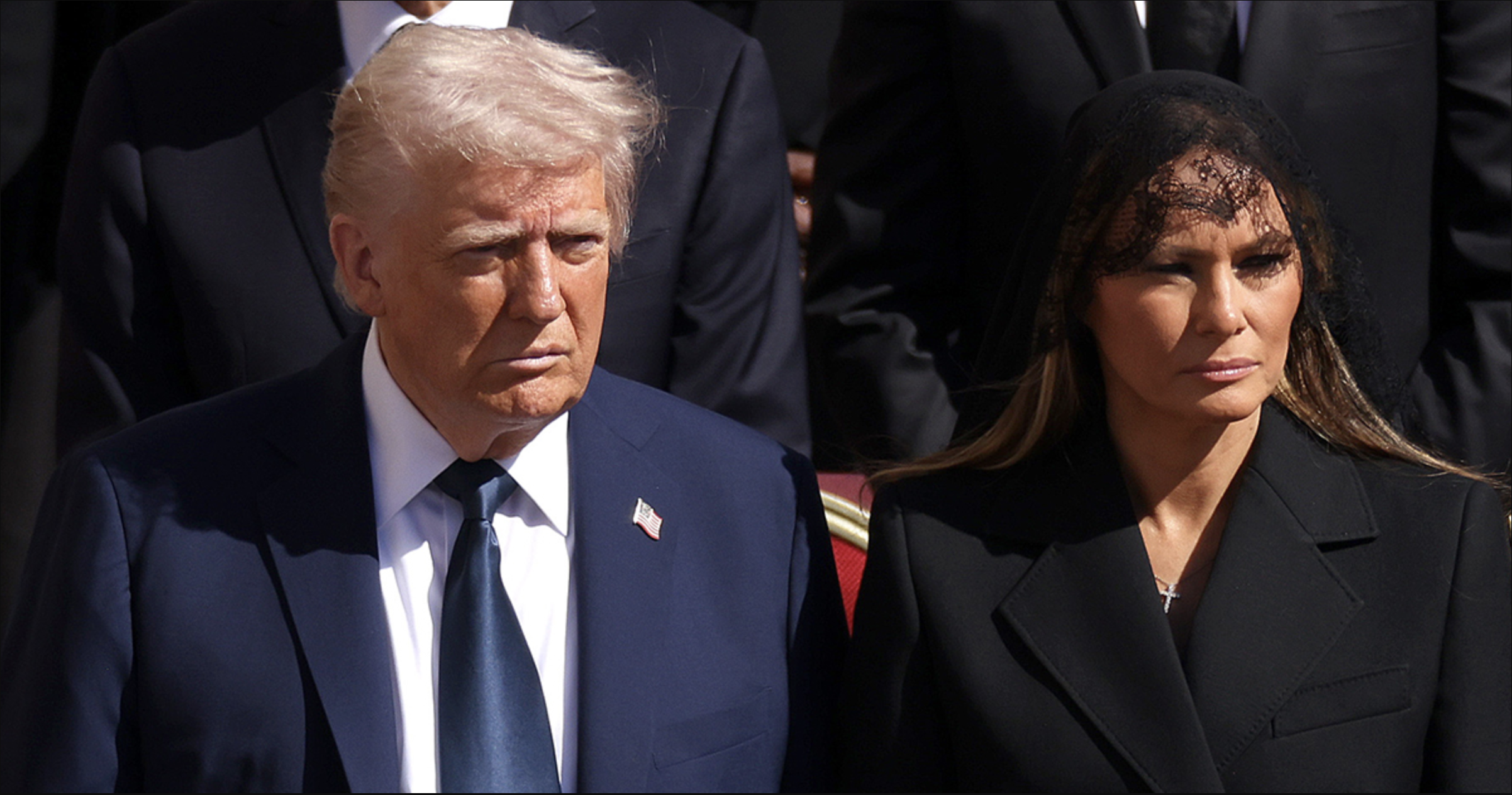 Nu kommer forklaringen på, hvorfor Donald Trump bar blåt jakkesæt ved pavens begravelse.