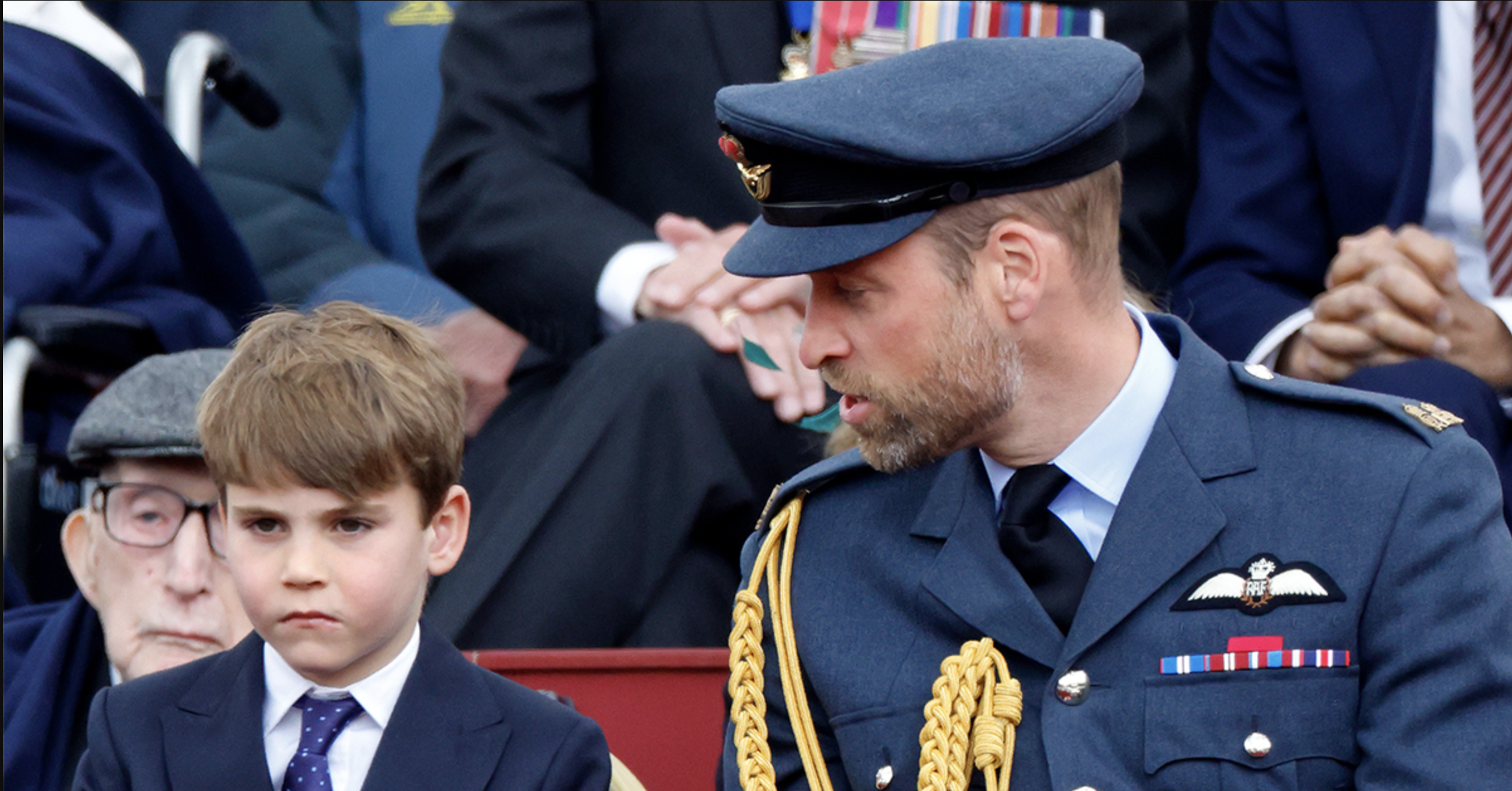 Prins William og prins Louis udvekslede nogle ord under VE Day Parade.