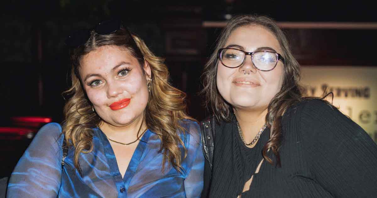Stephanie Siguenza sammen med lillesøsteren Isabella.