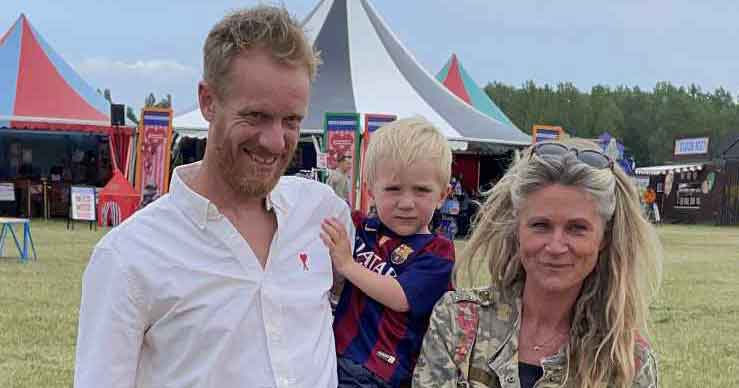 Tobias Hansen ses her sammen med sin yngste søn og hustru.