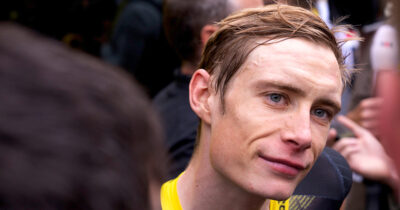 Cykelrytter Jonas Vingegaard bærer familien på sin trøje under Tour de France.
