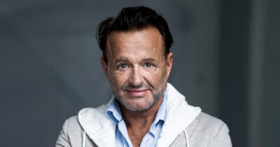 Frisøren Dennis Knudsen har fået en fræk kommentar fra sine børn.