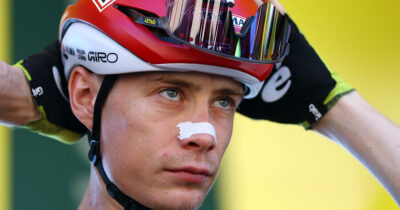 Jonas Vingegaard er styrtet, efter han kom over målstregen i Tour de France.