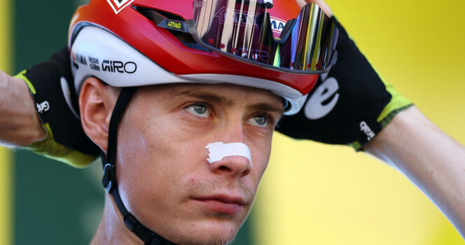 Jonas Vingegaard er styrtet, efter han kom over målstregen i Tour de France.