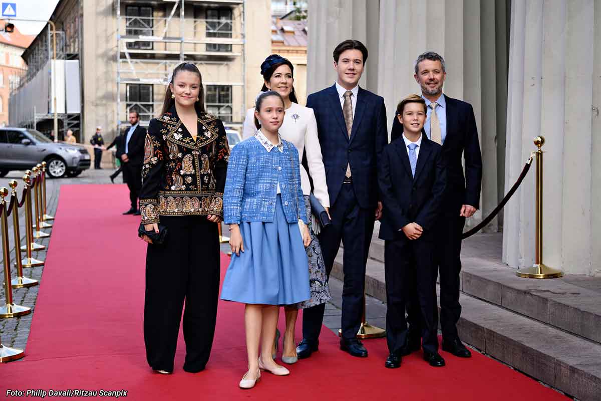 Prinsesse Hosephine og dronning Mary har haft samme jakke på.