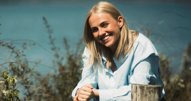 TV-vært Sofie Martinussen afslører nu, hvordan det går til, når brevene overrækkes i 'Landmand søger kærlighed'.