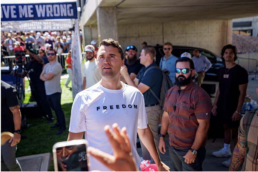 Charlie Kirk taler ved Utah Valley University den 10. september 2025 i Orem, Utah. Kirk, grundlægger af Turning Point USA, talte under sin "American Comeback Tour", da han blev skudt i nakken og dræbt.