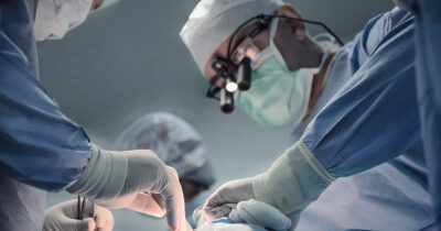 En læge forlod en operation for at have sex med en kollega.