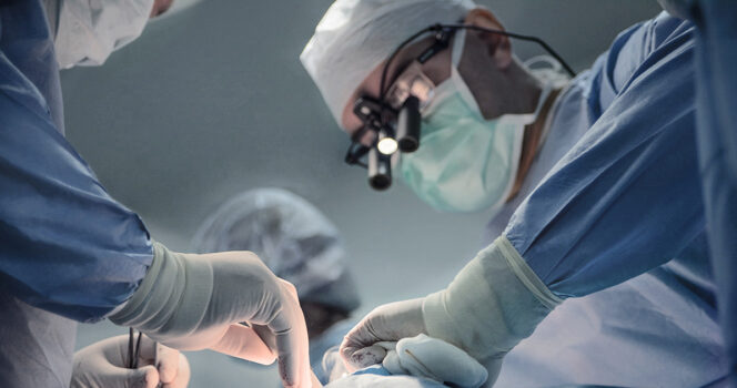 En læge forlod en operation for at have sex med en kollega.