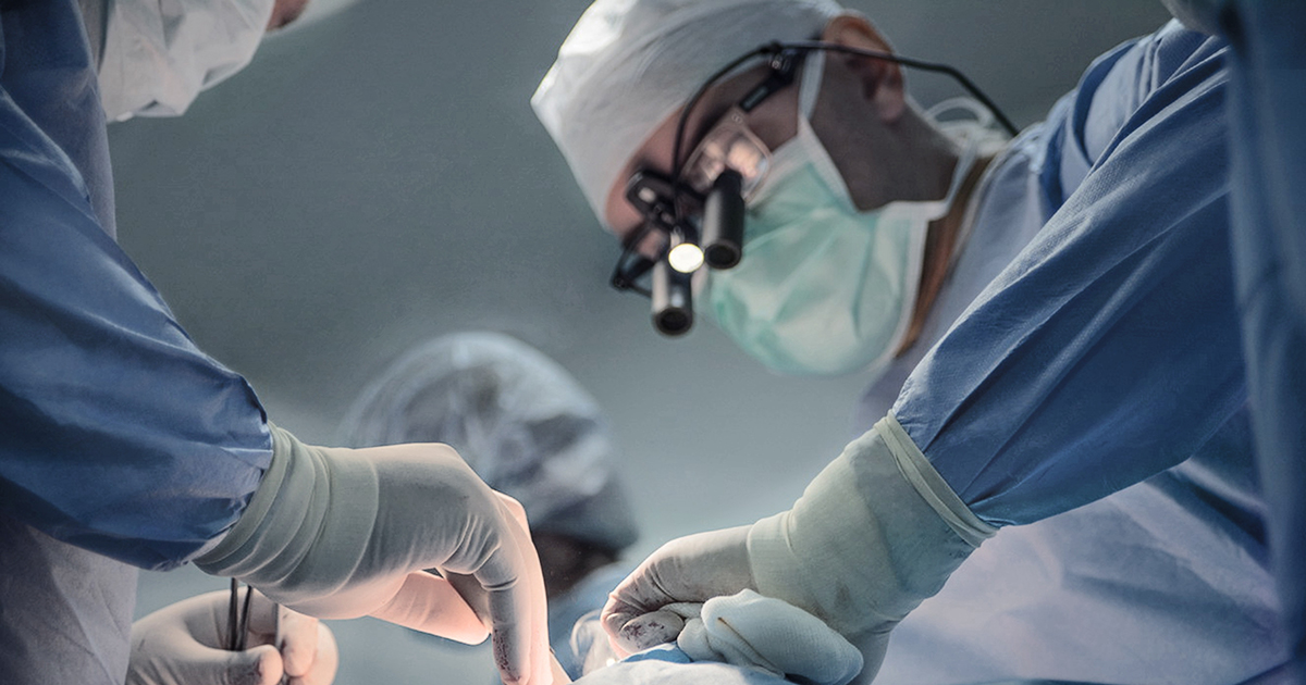 En læge forlod en operation for at have sex med en kollega.
