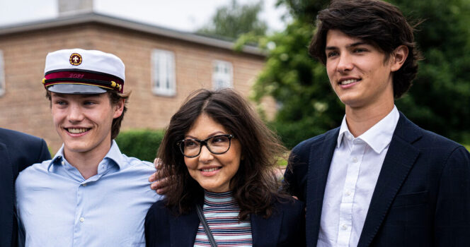 grevinde Alexandra sammen med sønnerne grev Felix og grev Nikolai.