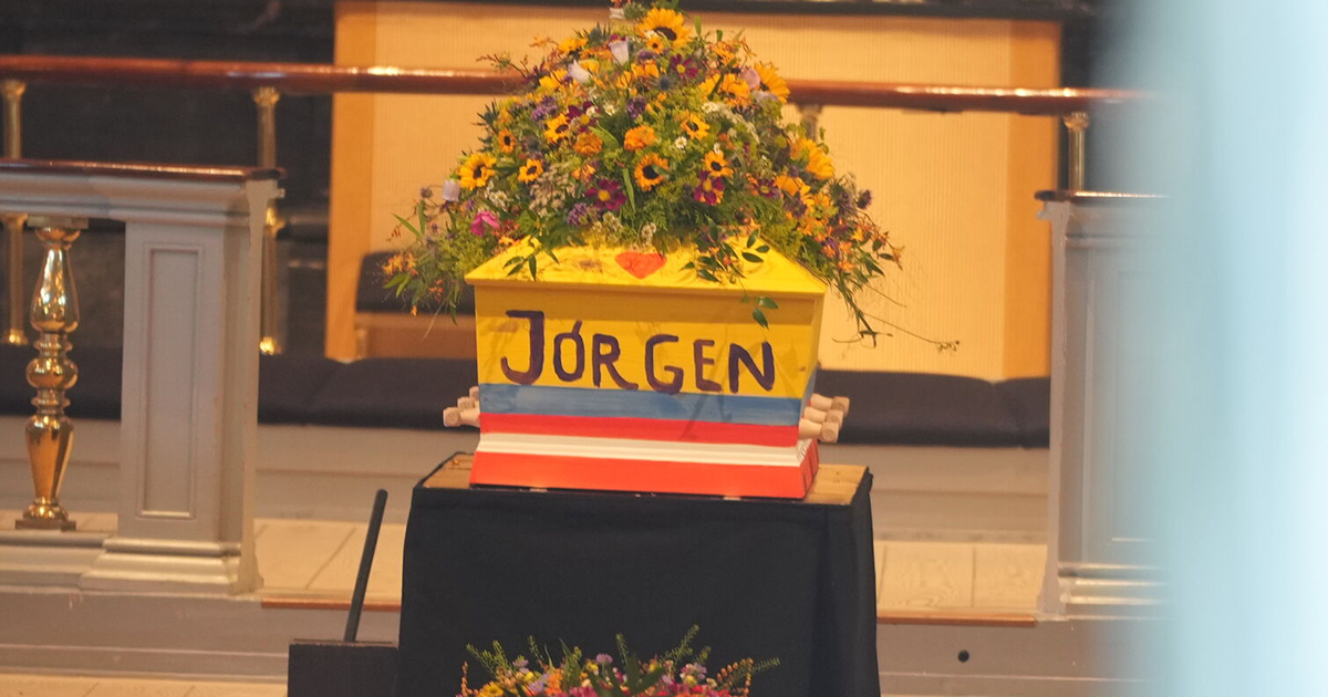Jørgen Leth bisættes i en gul kiste.