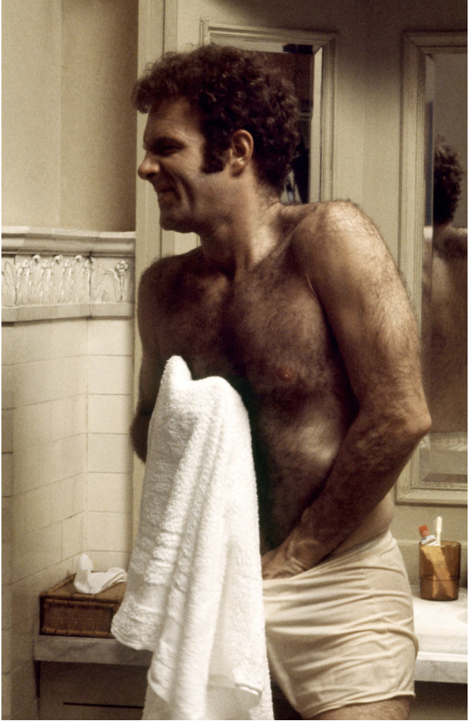 
Den amerikanske skuespiller James Caan går ud af badeværelset med hænderne nede i bukserne i New York omkring 1973.