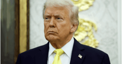 WASHINGTON, DC – 15. OKTOBER: Den amerikanske præsident Donald Trump ser på under en pressekonference i Det Ovale Kontor i Det Hvide Hus den 15. oktober 2025 i Washington, DC. Trump og direktør for Federal Bureau of Investigation, Kash Patel, gav en opdatering om Trump-administrationens fremskridt med at reducere voldelig kriminalitet.