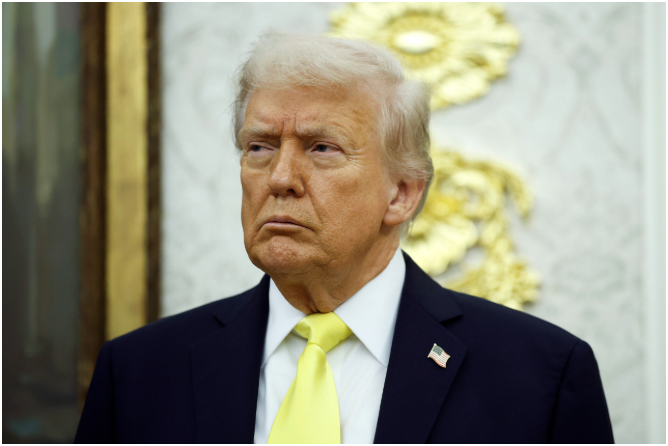 WASHINGTON, DC – 15. OKTOBER: Den amerikanske præsident Donald Trump ser på under en pressekonference i Det Ovale Kontor i Det Hvide Hus den 15. oktober 2025 i Washington, DC. Trump og direktør for Federal Bureau of Investigation, Kash Patel, gav en opdatering om Trump-administrationens fremskridt med at reducere voldelig kriminalitet.