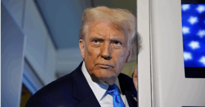 TOKYO, JAPAN – 29. OKTOBER: Den amerikanske præsident Donald Trump taler til journalister ombord på Air Force One på vej til Sydkorea den 29. oktober 2025 i Japan. Trump rejser til Sydkorea for at deltage i APEC-møderne efter at have deltaget i ASEAN-topmødet i Malaysia og besøgt Japan, hvor han mødtes med den japanske kejser Naruhito og den nye premierminister Sanae Takaichi.