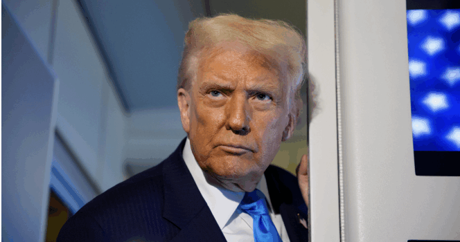 TOKYO, JAPAN – 29. OKTOBER: Den amerikanske præsident Donald Trump taler til journalister ombord på Air Force One på vej til Sydkorea den 29. oktober 2025 i Japan. Trump rejser til Sydkorea for at deltage i APEC-møderne efter at have deltaget i ASEAN-topmødet i Malaysia og besøgt Japan, hvor han mødtes med den japanske kejser Naruhito og den nye premierminister Sanae Takaichi.