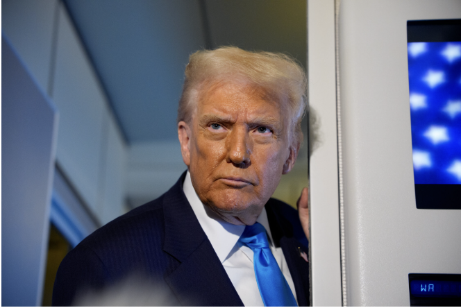 TOKYO, JAPAN – 29. OKTOBER: Den amerikanske præsident Donald Trump taler til journalister ombord på Air Force One på vej til Sydkorea den 29. oktober 2025 i Japan. Trump rejser til Sydkorea for at deltage i APEC-møderne efter at have deltaget i ASEAN-topmødet i Malaysia og besøgt Japan, hvor han mødtes med den japanske kejser Naruhito og den nye premierminister Sanae Takaichi.