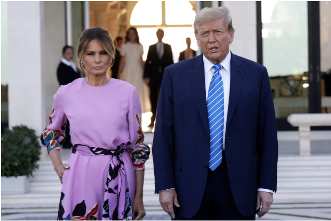 PALM BEACH, FLORIDA – 6. APRIL: Den republikanske præsidentkandidat, tidligere amerikanske præsident Donald Trump, ankommer til milliardærinvestoren John Paulsons hjem sammen med tidligere førstedame Melania Trump den 6. april 2024 i Palm Beach, Florida. Donald Trumps kampagne forventer at indsamle mere end 40 millioner dollars, når store donorer samles til hans hidtil største fundraiser. Arrangementet er annonceret som "Inaugural Leadership Dinner" (indvielsesmiddag for lederskab).