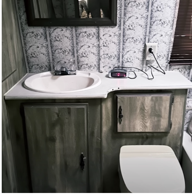 Mama V har bygget sin egen campingvogn. 