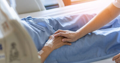 Hånd i hospitals seng