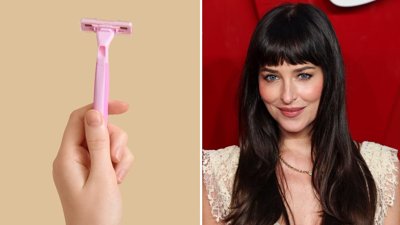 Dakota Johnson, depilando-se