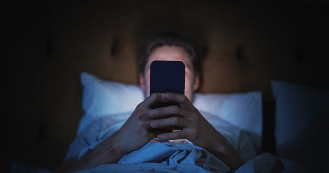 Uomo con cellulare in mano.