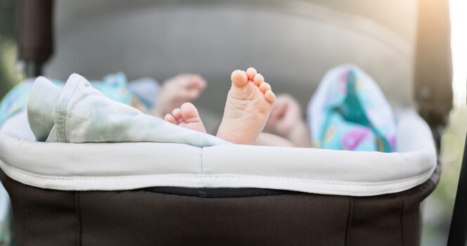 Immagine stock dei piedi di un bambino