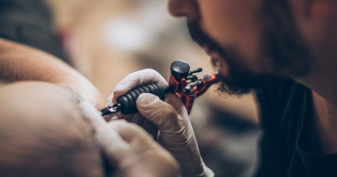 Donna si tatua il nome del fidanzato sulla fronte Donna si tatua il nome del fidanzato sulla fronte