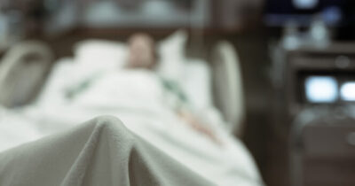 Paziente nel letto d'ospedale.