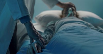 Paziente sul letto d'ospedale.