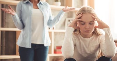Mamma sgrida una ragazza adolescente.