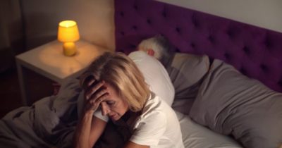 Donna sveglia a letto.