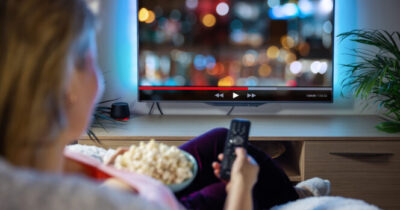 Donna guarda la TV.
