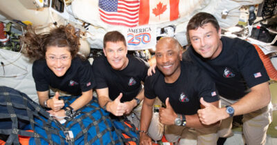 Astronauti della missione Artemis 2 nello spazio.