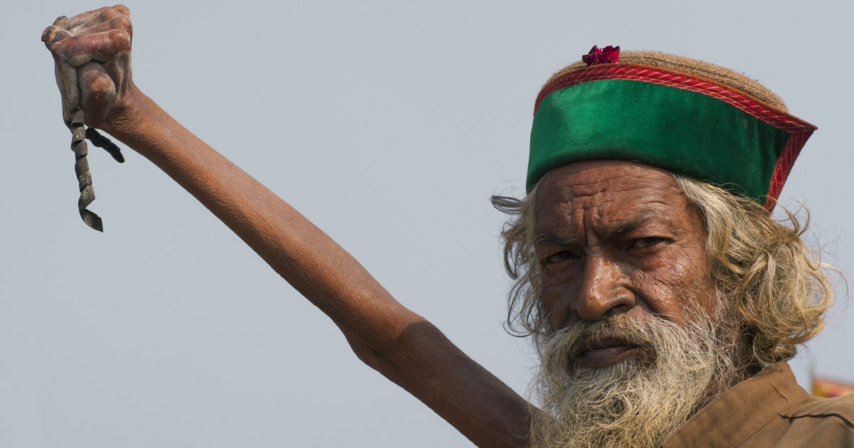 india asceta tiene braccio alzato in aria da oltre 50 anni da Newsner.it india asceta tiene braccio alzato in aria da oltre 50 anni