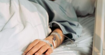 persoon aan infuus