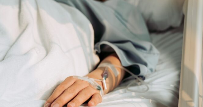 persoon aan infuus
