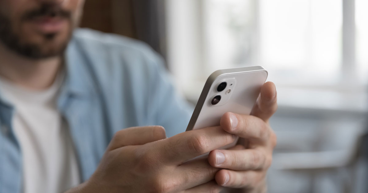 man kijkt op telefoon